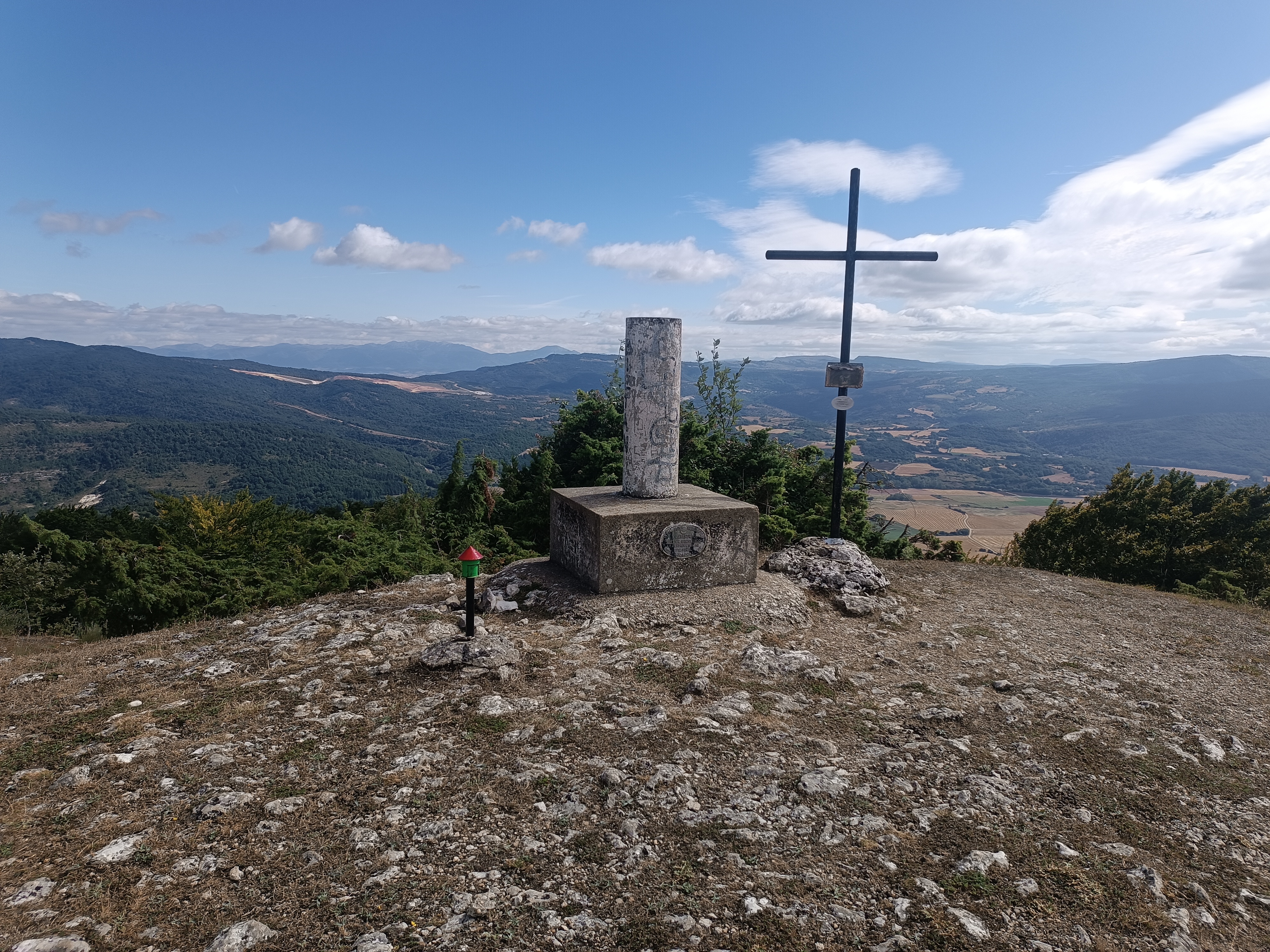 Foto Apellaniz—SAN KRISTOBAL(1.057 mts) –SAN JUSTI (1023 mts) Cuevas Eremiticas de Markinez. Araba. Mañanera